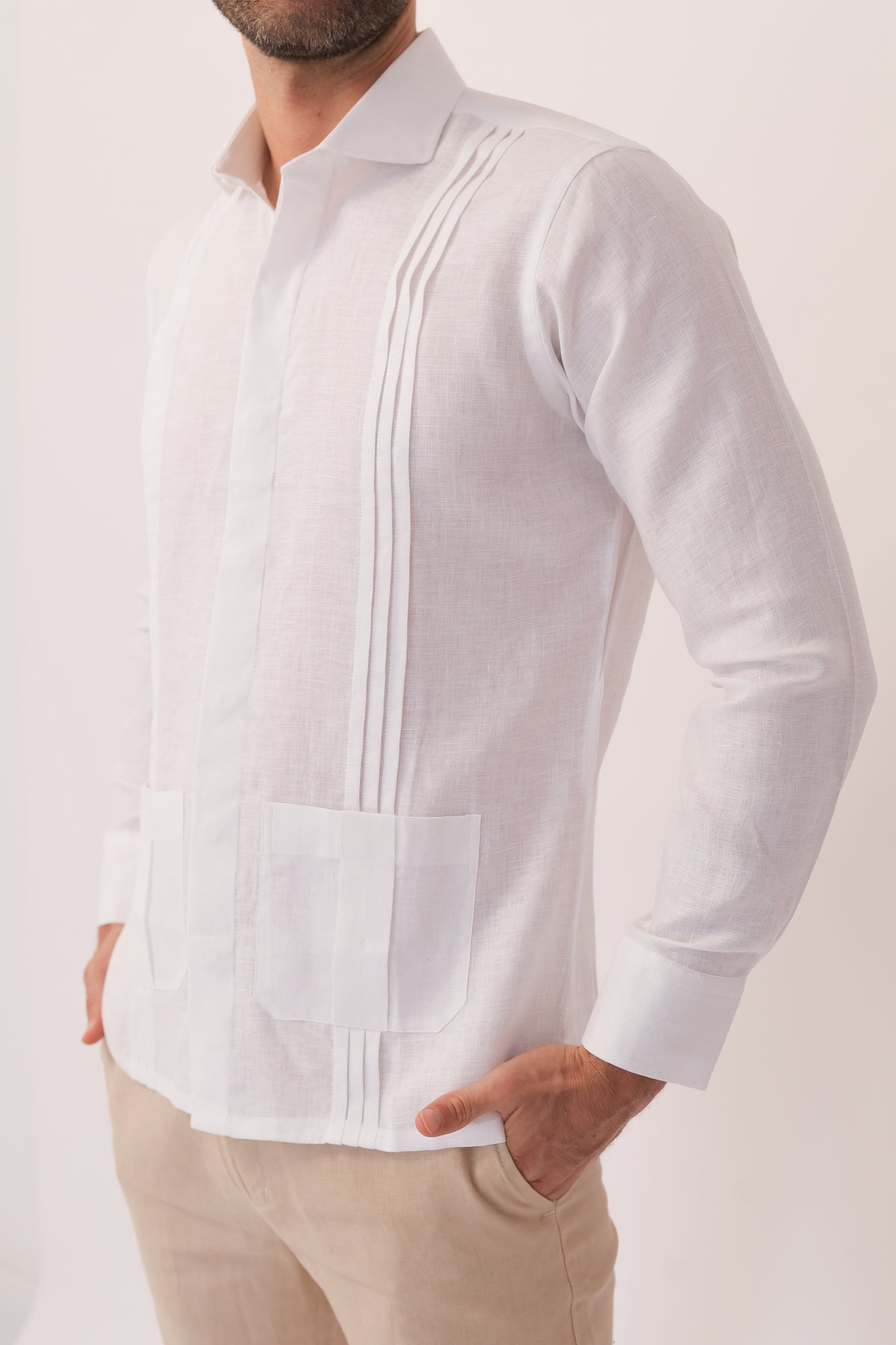 Guayabera Con Pliegues y Bolsillos - Covered Placket